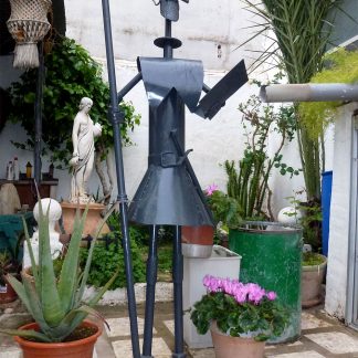 Quijote gigante con lanza y libro